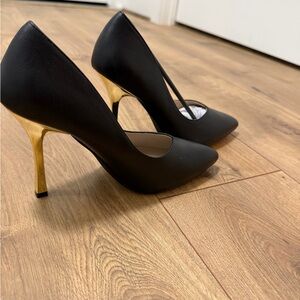French Connection black/gold heels
Size 7.5
New in box